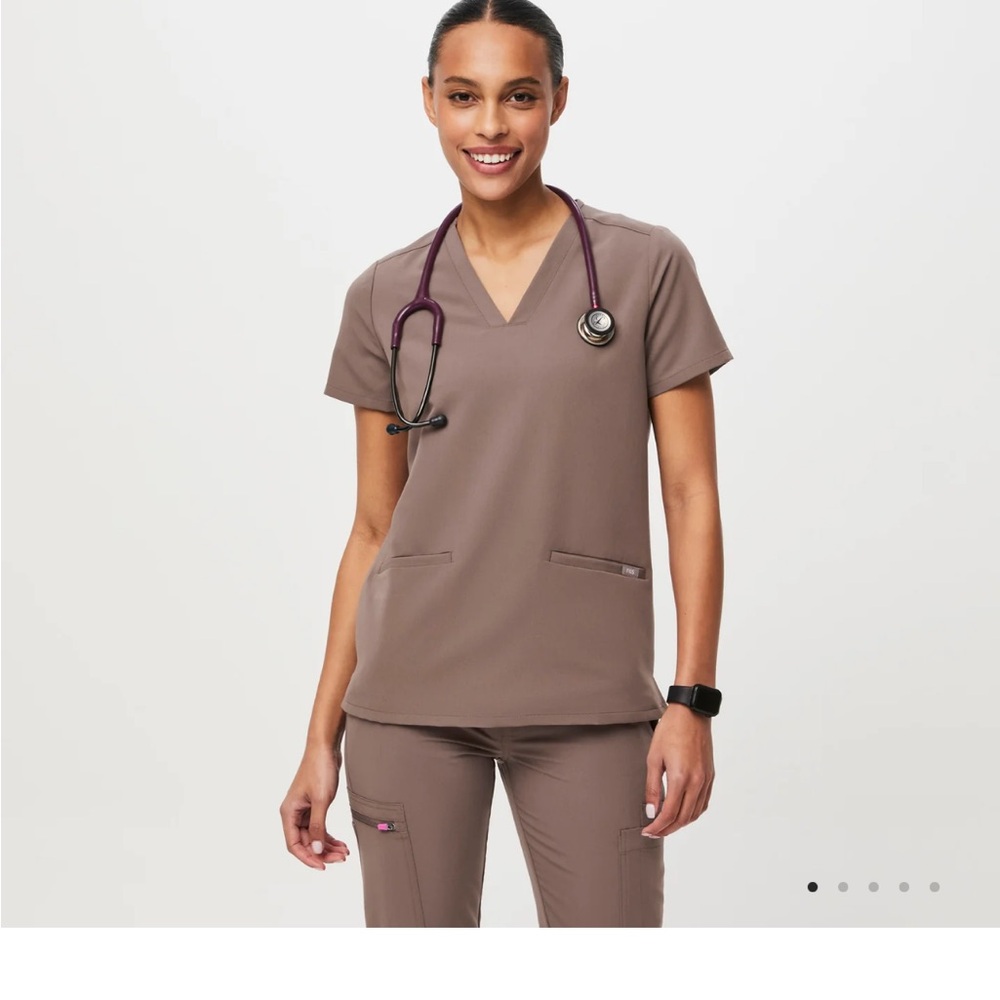 Figs Casma 3-Pocket Scrub Top, Smokey Taupe size Medium